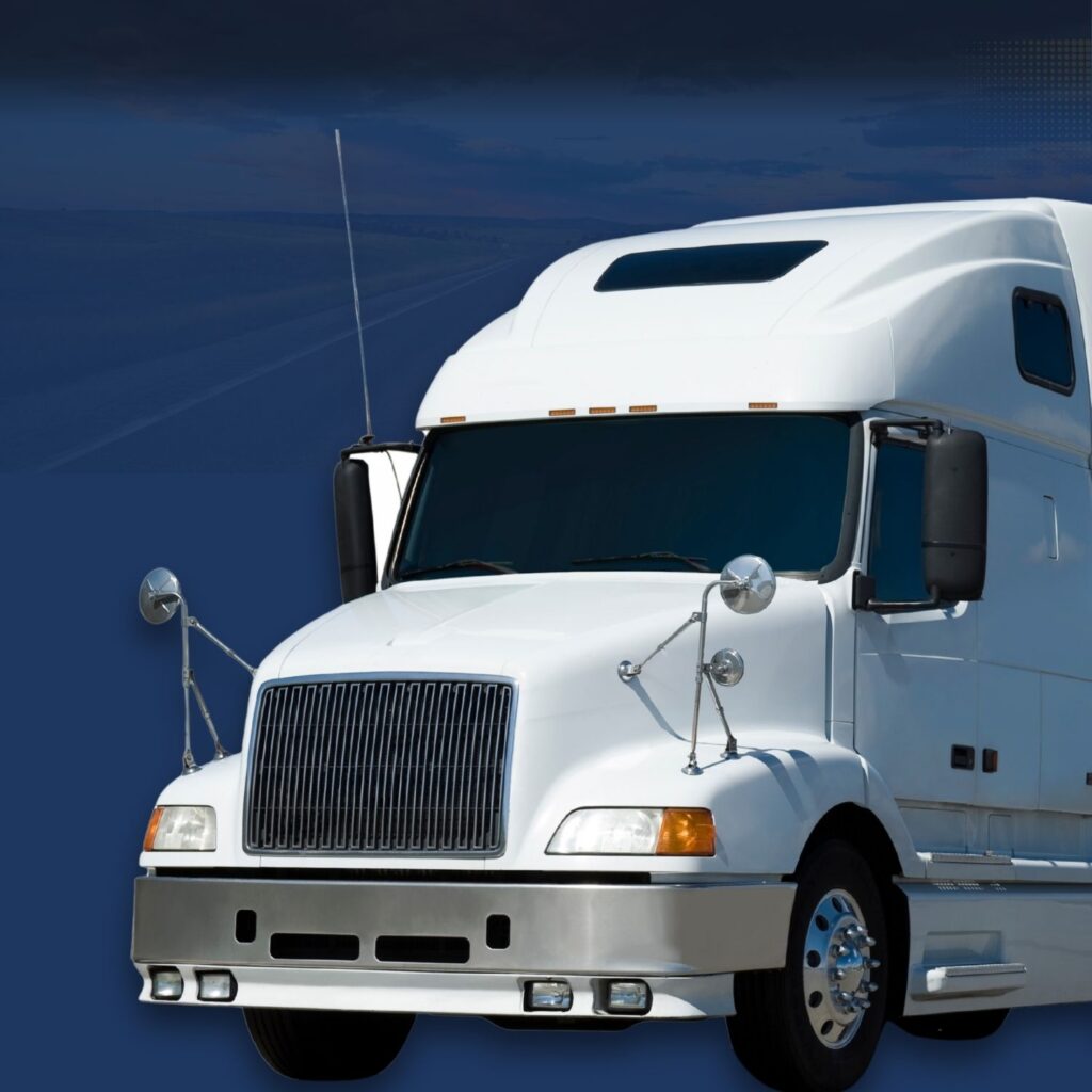 Tractocamión blanco de DG Transporte Peninsular para servicios de logística y transporte de carga terrestre en Mérida y el Sureste mexicano.
